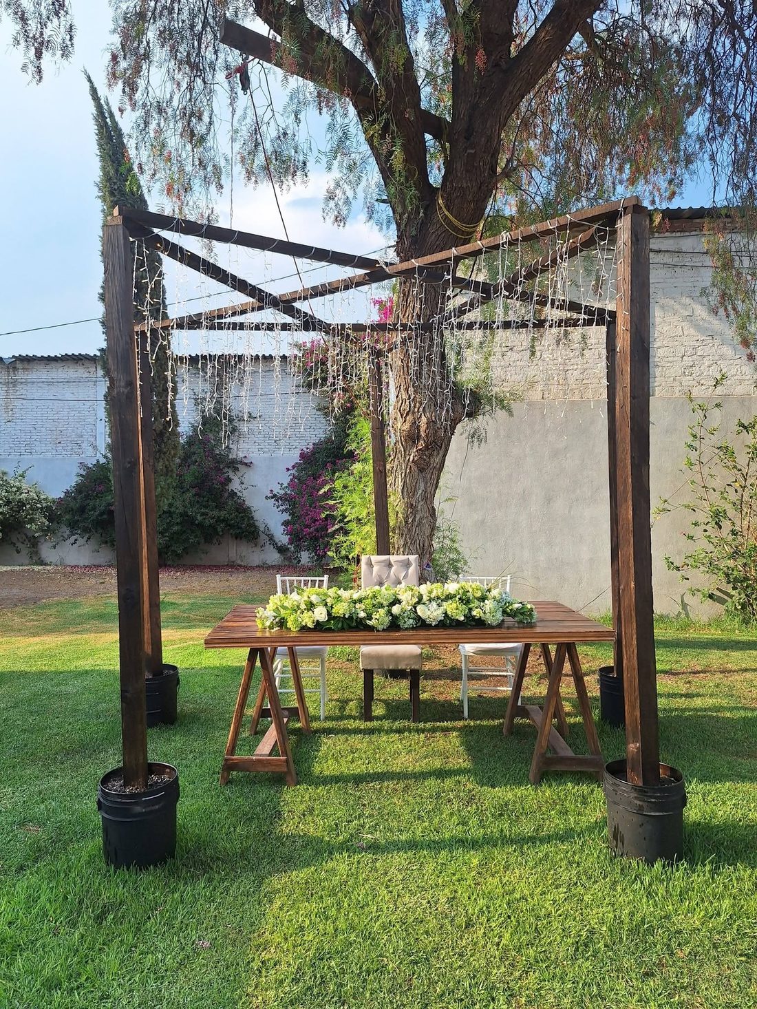 Mesa de novios bajo el árbol del jardín