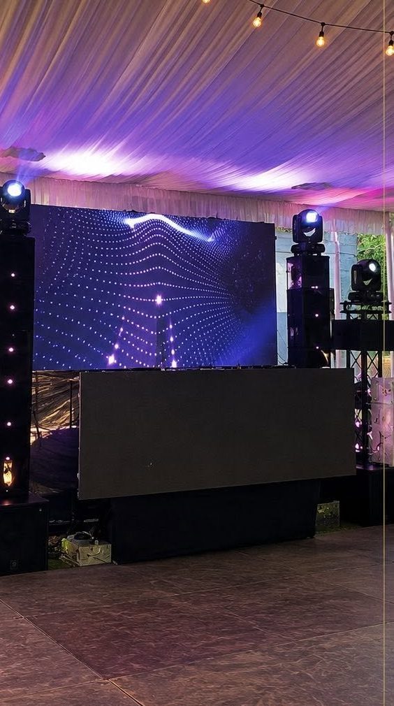 Pantalla LED y torres de luz en la pista